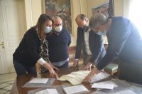 Examinando_un_pergamino_Ayuntamiento_de_Barbastro