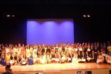 Foto de familia de los alumnos homenajeados. 