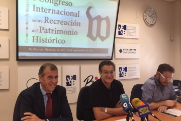 El Alcalde junto con el representante de la AEB y el director del Congreso. 