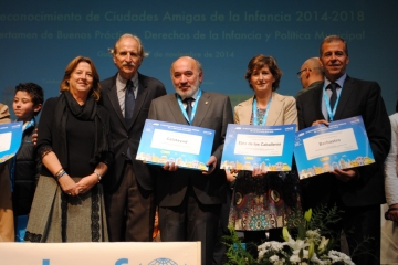 El Alcalde de Barbastro y la presidenta de Unicef Aragón durante el acto.