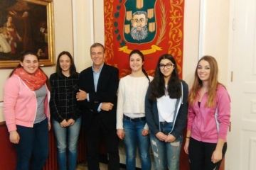 Las alumnas entrevistaron al Alcalde. 