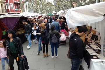 Numeroso público acudió a Feriartesanía en su nueva ubicación.