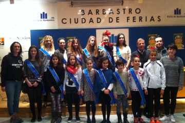 Autoridades y Damas con los ganadores del concurso del cartel. 