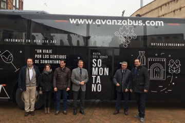 Autoridades posan con el Bus del Vino, que estrena imagen.