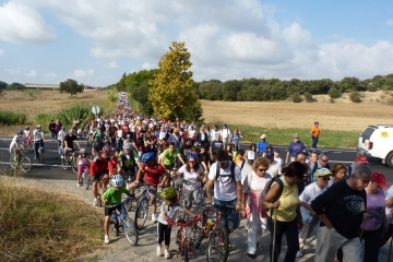 Cientos de personas participan en esta marcha popular. 