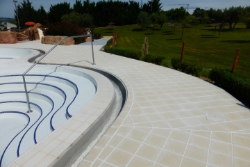 Obras en el suelo de la piscina al aire libre.