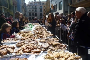 La Fiesta del crespillo volverá a repartir miles de dulces.