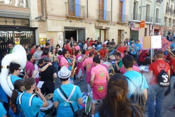 Las charangas vuelven a tomar las calles de Barbastro este sábado.