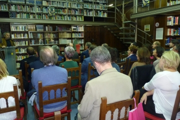 Intervención del presidente del jurado de poesía durante el fallo. 