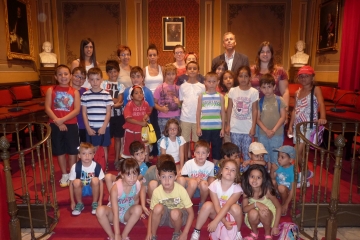 Los niños posan con el Alcalde.