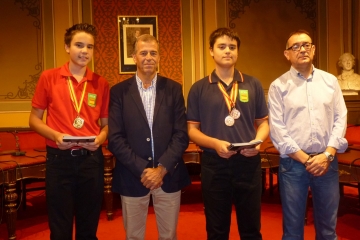 El Alcalde y el Concejal de Deportes con los hermanos Garcés.