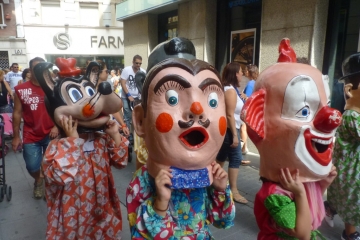 Los cabezudos volverán a recorrer las calles de la ciudad. 