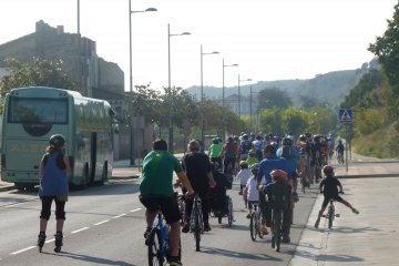 Personas de todas las edades han participado en este paseo en bici.