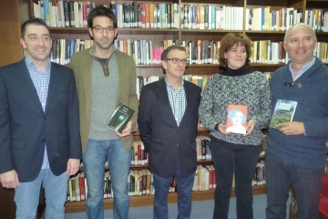 Autoridades posan con los ganadores de 2014.