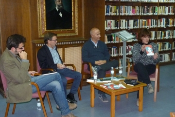 Sánchez con los ganadores de los Premios Literarios durante la tertulia. 