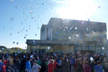 Los alumnos han soltado casi medio millar de globos tras el acto. 