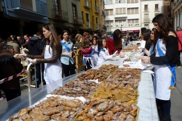 Se reparten miles de crespillos en esta fiesta popular.  