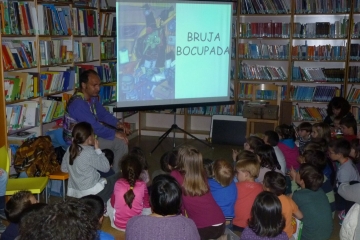 El público infantil responde a la llamada de los cuentos. 