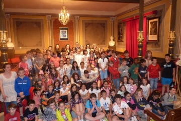 El Alcalde con los alumnos de los dos centros.