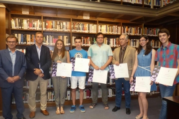 Foto de familia de los premiados con las autoridades.