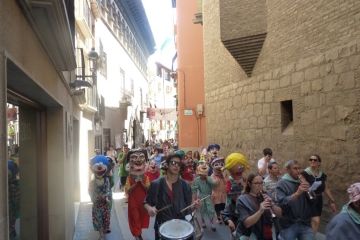 Encuentro de cabezudos y gaiteros en las fiestas. 