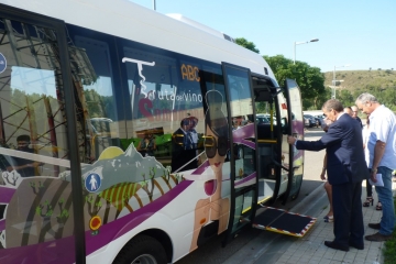 El Alcalde ha recepcionado el nuevo autobús.