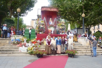 Cientos de personas han participado en la Ofrenda.