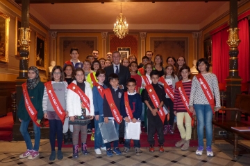 Autoridades junto a los miembros del Consejo de Infancia.