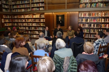 La Biblioteca su ha llenado para escuchar a ambos autores. 