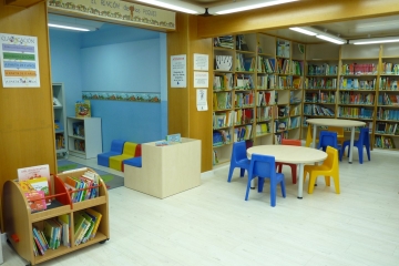 Tarde de cuenta cuentos en la biblioteca infantil.