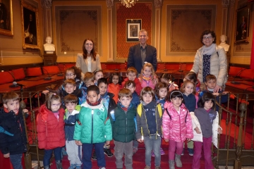 Alumnos del Pedro I con autoridades y su maestra.