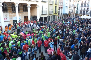 Las charangas han congregado a cientos de personas. 