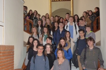 Foto de familia de los estudiantes con la Concejal.