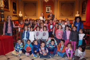 Los alumnos de La Merced, con las autoridades.