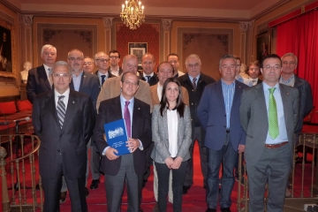 Lasierra junto con la delegación del Colegio de Economistas.