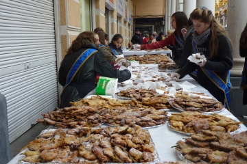 Las Damas preparando los crespillos.