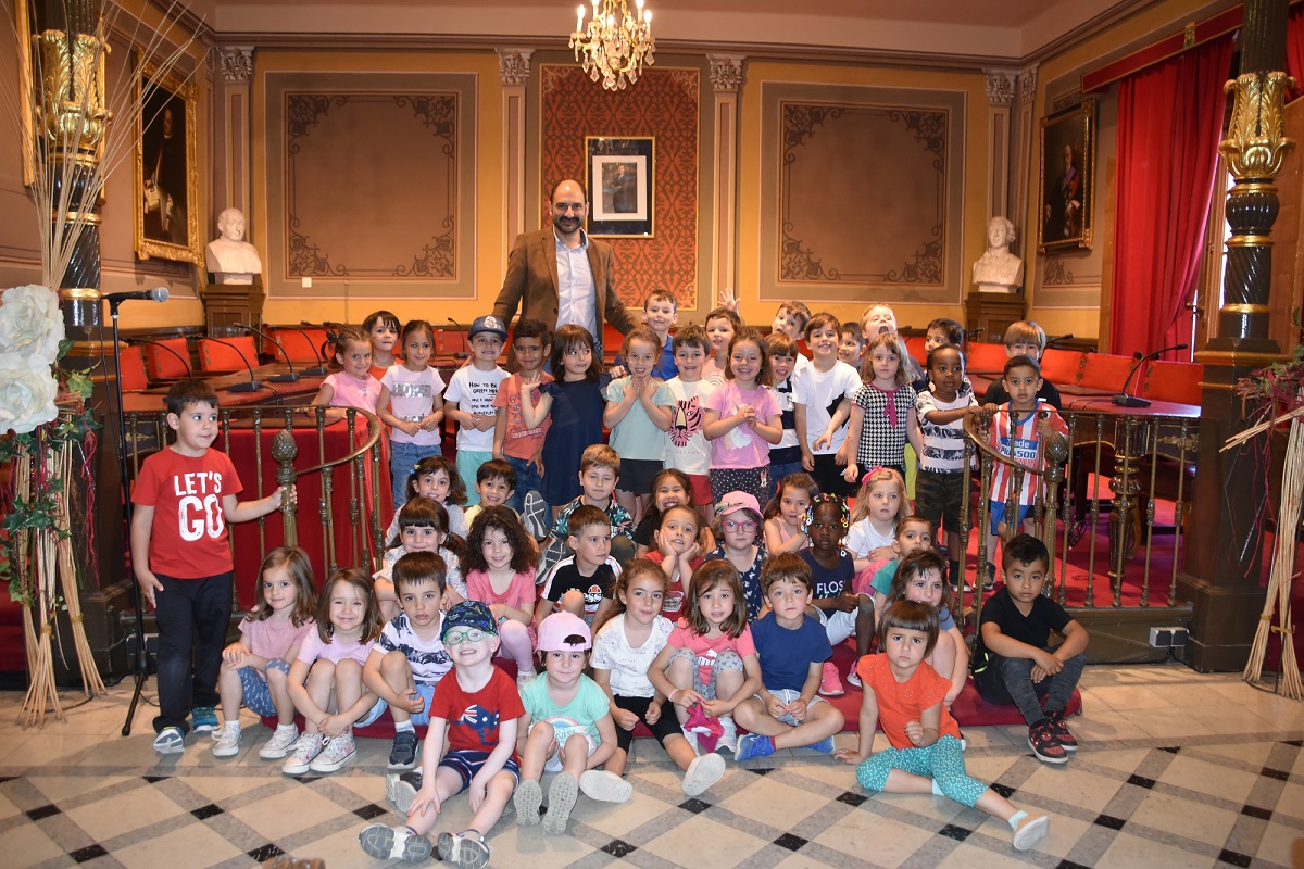 Escolares Pedro I en el Ayuntamiento Ayuntamiento de Barbastro