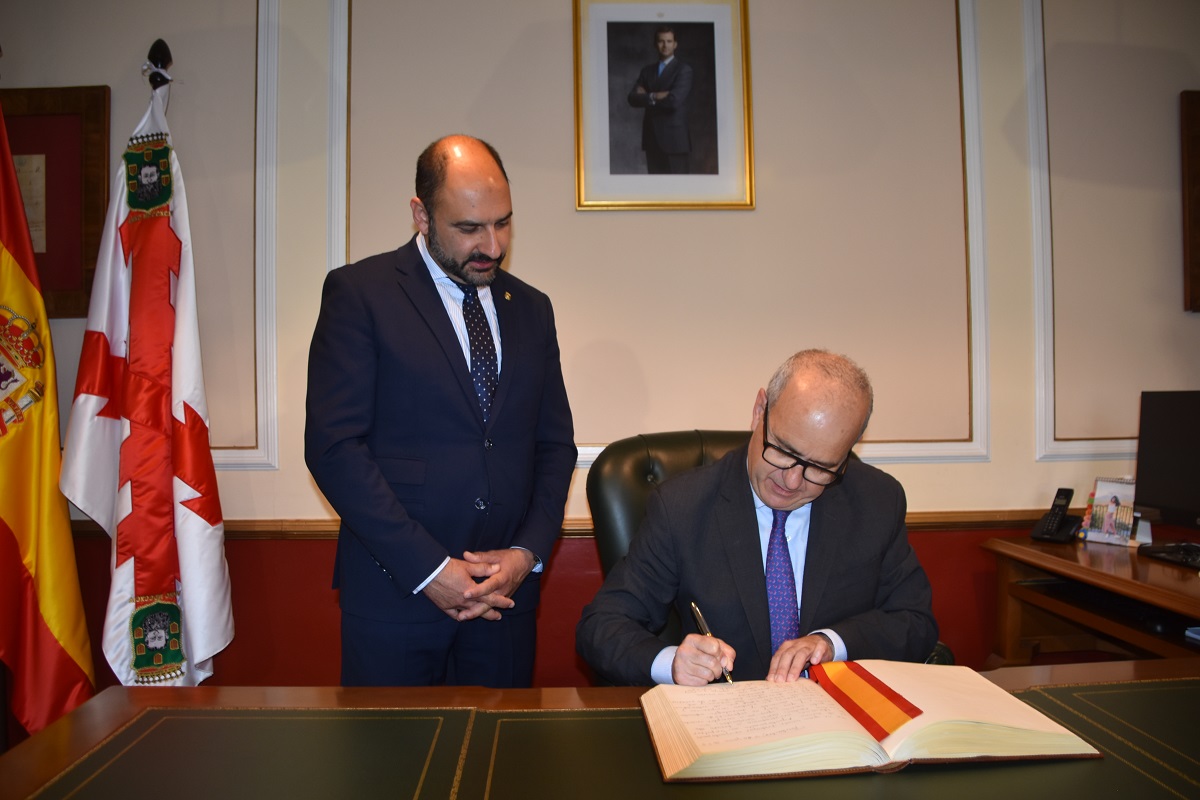 Firma libro oro. Ayuntamiento de Barbastro