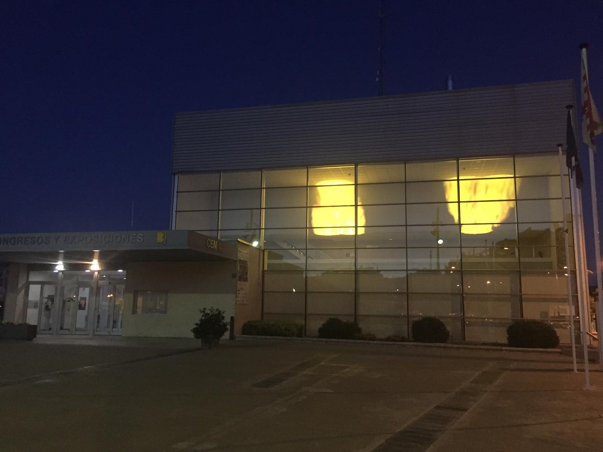 Hogueras en el centro de congresos